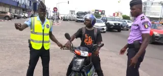 interdiction-des-motocyclistes-a-abidjan-la-decision-du-district-finalement-annulee
