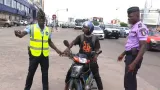 interdiction-des-motocyclistes-a-abidjan-la-decision-du-district-finalement-annulee