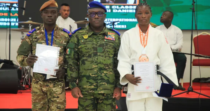 le-general-lassina-doumbia-met-ses-hommes-en-haleine