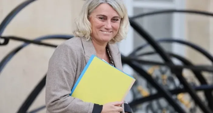 face-a-lepidemie-de-grippe-en-france-la-ministre-de-la-sante-appelle-les-francais-a-remettre-le-masque