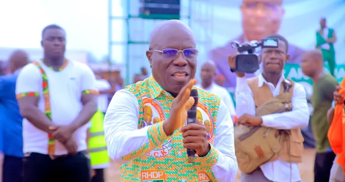 agboville-dr-aka-charles-rhdp-presente-sa-candidature-aux-populations-de-grand-yapo