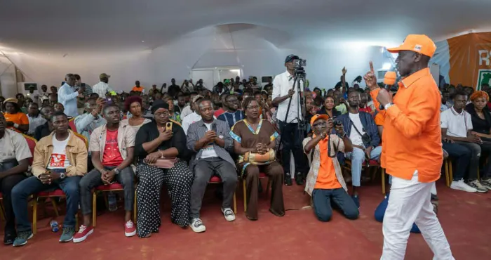 legislatives-2025-a-yopougon-adama-bictogo-reussit-le-corps-a-corps-dans-les-familles-et-les-communautes