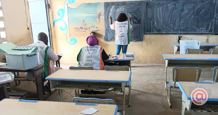 legislatives-2025-moins-daffluence-au-groupe-scolaire-gfci-de-yopougon