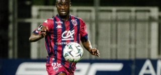 france-ligue-2-livoirien-ivan-mbahia-simpose-comme-le-maitre-de-la-defense-de-clermont
