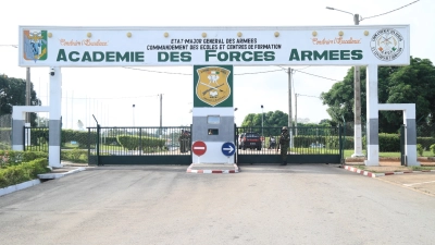 une-centaine-deleves-dofficiers-presentes-au-drapeau