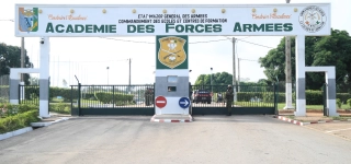 une-centaine-deleves-dofficiers-presentes-au-drapeau