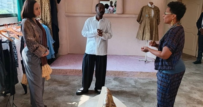 industries-culturelles-et-creatives-francoise-remarck-admirative-face-aux-creations-de-kader-diaby