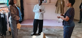 industries-culturelles-et-creatives-francoise-remarck-admirative-face-aux-creations-de-kader-diaby