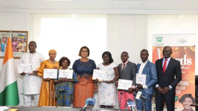 veilleurs-de-la-paix-la-cote-divoire-celebre-ses-meilleurs-moniteurs-dalerte-precoce