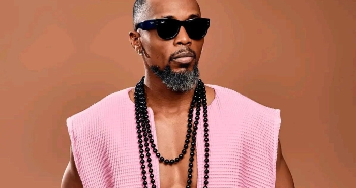 serge-beynaud-kedje-devant-la-nation-ivoirienne-je-me-mets-a-genou-je-te-demande-pardon