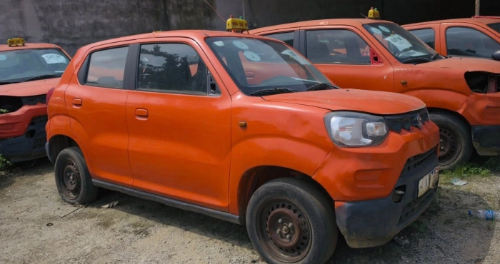 plus-de-quatre-vingt-taxis-vendus-aux-encheres