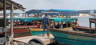 le-transport-en-pinasse-tire-a-sa-fin-a-abidjan