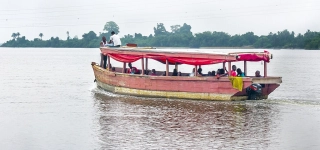 le-transport-en-pinasse-tire-a-sa-fin-a-abidjan