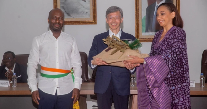 de-passage-en-cote-divoire-le-dga-du-fmi-recoit-les-cles-de-la-ville-de-grand-bassam