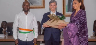 de-passage-en-cote-divoire-le-dga-du-fmi-recoit-les-cles-de-la-ville-de-grand-bassam