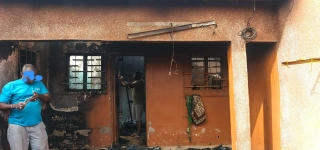 daloa-la-maison-dun-enseignant-part-en-fumee