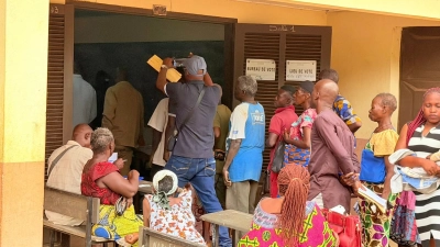 legislatives-a-toumodi-et-dualla-les-bureaux-de-vote-grouillent-du-monde