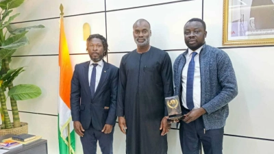 laureat-du-meilleur-reportage-ebony-2025-bitty-honore-par-le-depute-maire-de-bingerville