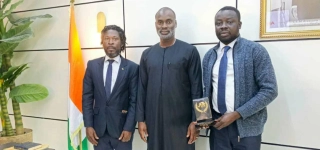 laureat-du-meilleur-reportage-ebony-2025-bitty-honore-par-le-depute-maire-de-bingerville