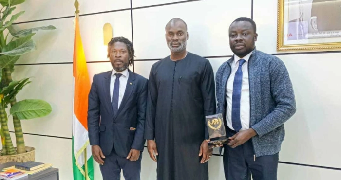 laureat-du-meilleur-reportage-ebony-2025-bitty-honore-par-le-depute-maire-de-bingerville