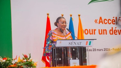 harlette-badou-kouame-face-aux-maires-et-presidents-de-conseil-regional-le-renforcement-des-communes-constitue-une-condition-essentielle-du-developpement-national