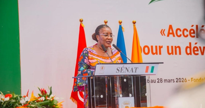 harlette-badou-kouame-face-aux-maires-et-presidents-de-conseil-regional-le-renforcement-des-communes-constitue-une-condition-essentielle-du-developpement-national