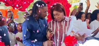 apres-une-decennie-de-love-et-deux-enfants-serey-die-demande-josey-en-mariage