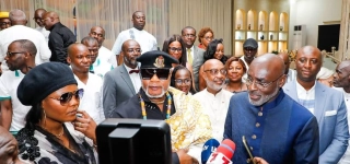 koffi-olomide-fait-citoyen-dhonneur-de-la-commune-de-cocody-par-le-maire-jean-marc-yace