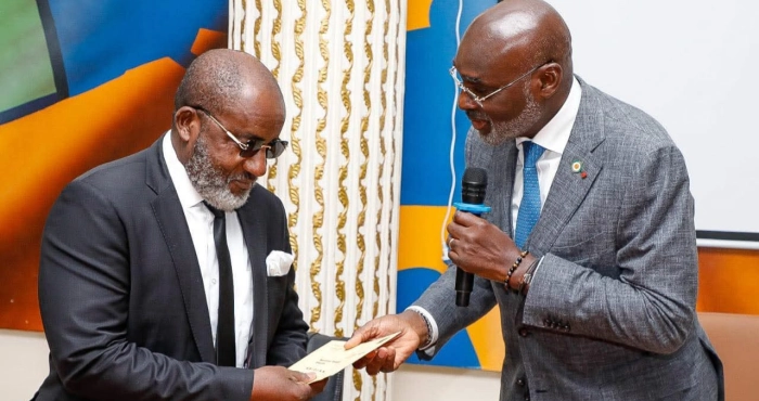 assemblee-nationale-jean-marc-yace-passe-la-main-a-ange-romain-dagaret-dassaut