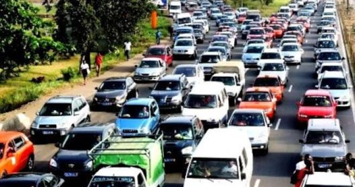 autoroute-du-nord-une-remorque-bloquee-sous-un-echangeur-cree-un-embouteillage