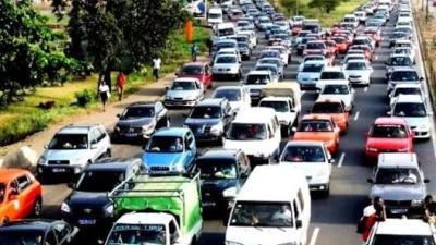 autoroute-du-nord-une-remorque-bloquee-sous-un-echangeur-cree-un-embouteillage