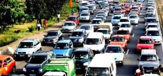 autoroute-du-nord-une-remorque-bloquee-sous-un-echangeur-cree-un-embouteillage