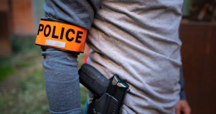 skyrock-un-animateur-star-grille-une-priorite-se-fait-passer-pour-un-officier-de-police-il-est-emmene-au-poste-par-de-vrais-agents