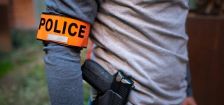 skyrock-un-animateur-star-grille-une-priorite-se-fait-passer-pour-un-officier-de-police-il-est-emmene-au-poste-par-de-vrais-agents