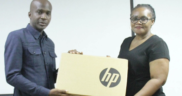 cndh-dr-christian-adjelou-arnaud-dote-le-personnel-en-materiel-de-travail