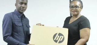 cndh-dr-christian-adjelou-arnaud-dote-le-personnel-en-materiel-de-travail