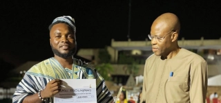 salon-international-du-journalisme-et-des-medias-kevin-aymard-taou-decroche-le-prix-du-journalisme-moderne