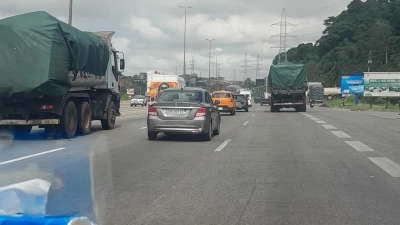 securite-routiere-deux-camions-risquent-la-vie-des-populations-en-pleine-autoroute
