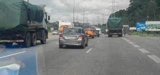 securite-routiere-deux-camions-risquent-la-vie-des-populations-en-pleine-autoroute