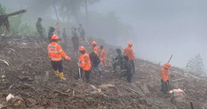 indonesie-au-moins-trois-morts-et-dix-personnes-disparues-apres-leruption-du-volcan-dukono