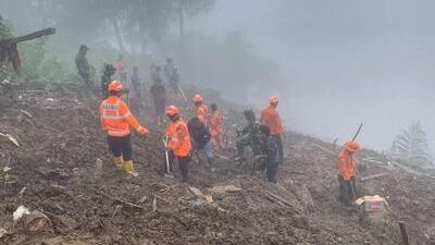 indonesie-au-moins-trois-morts-et-dix-personnes-disparues-apres-leruption-du-volcan-dukono