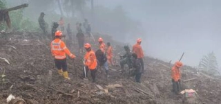 indonesie-au-moins-trois-morts-et-dix-personnes-disparues-apres-leruption-du-volcan-dukono