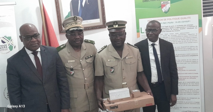 les-douanes-ivoiriennes-recoivent-un-important-don-de-materiels-informatiques