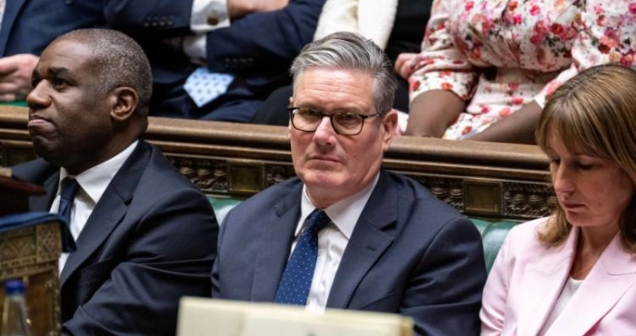 keir-starmer-face-au-seisme-politique-letau-se-resserre-autour-du-premier-ministre-britannique