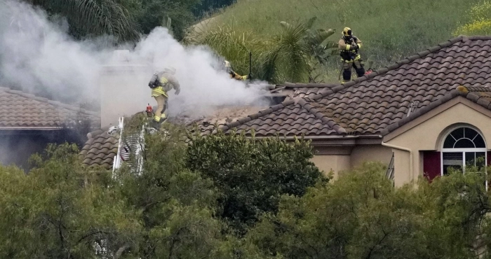 etats-unis-deux-morts-apres-le-crash-dun-petit-avion-sur-une-maison