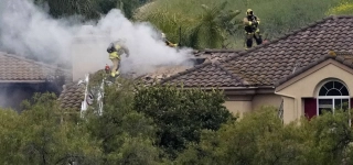 etats-unis-deux-morts-apres-le-crash-dun-petit-avion-sur-une-maison