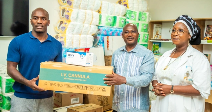 michel-soro-apporte-du-sourire-aux-enfants-du-bloc-oncologie-pediatrique-de-lhopital-mere-enfant-de-bingerville