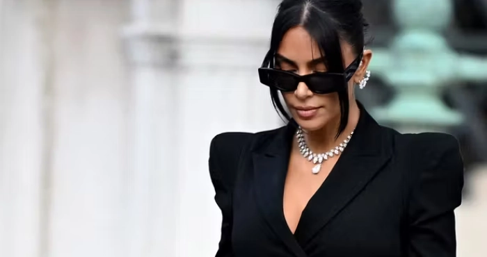 kim-kardashian-demande-un-euro-de-dommages-et-interets-pour-son-agression-a-paris-en-2016-alors-que-ses-agresseurs-lui-avaient-soutire-9-millions-deuros