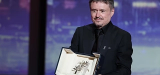festival-de-cannes-le-roumain-cristian-mungiu-remporte-la-palme-dor-avec-fjord