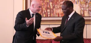 can-cote-divoire-2023-gianni-infantino-president-de-la-fifa-a-echange-avec-le-chef-de-letat